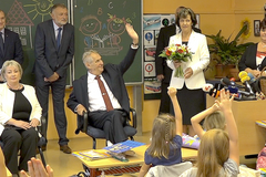 Čtěte papírové knihy, řekl Zeman prvňáčkům první školní den