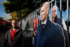 fotbal, figuríny Zinedina Zidaneho a José Mourinha před stadionem Manchesteru United před zápasem s Newcastlem