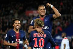 Kylian Mbappé a Neymar slaví gól PSG