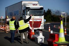 Hnutí žlutých vest pokračuje v silničních blokádách.