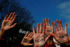 Studentské demonstrace za zpřísnění držení zbraní