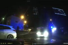 Muže s kradeným autem nezastavili výstřely ani zastavovací pás. Skončil nakonec v policejním autě