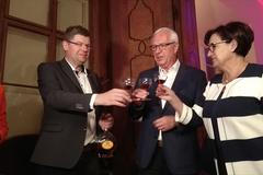 TOP 09 slaví Drahošův úspěch ve volbách dvacetiletým koňakem