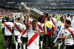 fotbal, finále Poháru osvoboditelů, River Plate - Boca Juniors, Gonzalo Martinez s trofejí pro vítěze