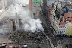 V Brazílii se při požáru zhroutil čtyřiadvacetipatrový dům, který načerno obývaly desítky rodin