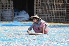 Dívka v rybářské vesnici v Barmě. Myanmar, Barma.