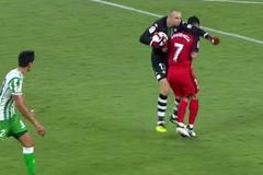 fotbal, španělská liga 2018/2019, Betis - FC Sevilla, Pau López a Roque Mesa, červená karta