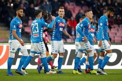 Fotbalisté Neapole slaví vítězství nad Frosinone