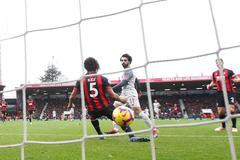 Mohamed Salah z Liverpoolu dívá gól do sítě Bournemouthu