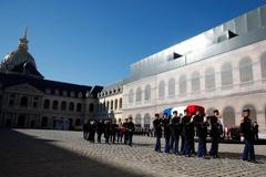 Garda odnáší rakev s Charlesem Aznavourem