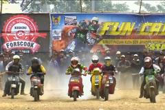 Vespa nejen do města. Indonéští fanoušci prohání legendární motorky na offroadovém okruhu