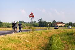 Silnice - cyklista - auto - chodec - pěší