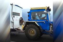 Čtyřicet let cestuje Rus po vlasti s traktorem a mobilním domem