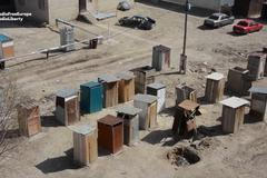 Desítky kadibudek na dvoře. V bytovém domě na jihu Kazachstánu žijí lidé bez kanalizace