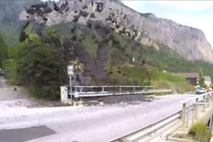 Z řeky létalo bahno a kamení. Švýcarskou vesnici zasáhla blesková povodeň