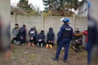 Museli klečet a mít ruce za zády. Policejní zásah na francouzské studenty sklízí kritiku