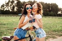 Dívky brčka limonáda brýle léto ilustrační foto