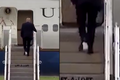 Co to má na botě? Donald Trump nastoupil na Air Force One s kusem papíru na botě