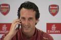Unai Emery, trenér Arsenalu, při tiskové konferenci odpovídá do mobilu