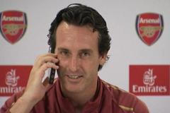 Unai Emery, trenér Arsenalu, při tiskové konferenci odpovídá do mobilu