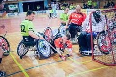 Florbal na vozíku může někdy i bolet