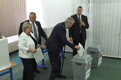 Doufám, že nebudeme mít kulturní vložku jako minule. Zeman odvolil na základní škole v Praze