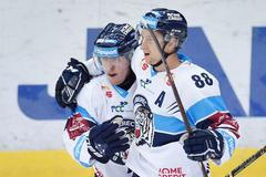 Hokejová Tipsport extraliga 2018/19: Marek Kvapil (vlevo) a Michal Bulíř (Bílí Tygři Liberec)