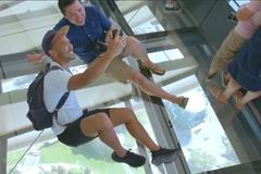 Věž v Seattlu má první otáčivou vyhlídku se skleněnou podlahou na světě