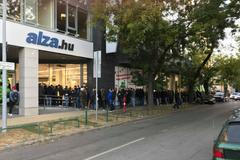 Alza otevřela showroom v Budapešti, slevy přilákaly davy lidí.
