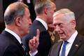 James Mattis ministr obrany USA (vpravo) s tureckým ministrem obrany v Bruselu