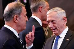 James Mattis ministr obrany USA (vpravo) s tureckým ministrem obrany v Bruselu