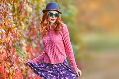 Počasí o víkendu potěší pokojovou teplotou. Hodí se tmavé brýle, někomu i deštník