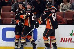 hokej, NHL 2018/2019, Anaheim - Colorado, Ondřej Kaše (č. 25) slaví gól