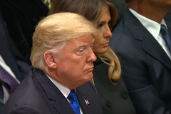 Ani pohřeb Bushe neusmířil Clintonovou a Trumpa