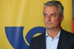 Hamáček v třídícím centru České pošty