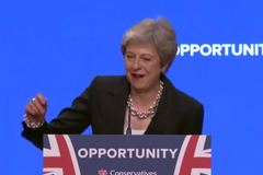 Theresa Mayová přitančila s Dancing Queen na sjezd konzervativců