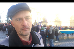 Lidé jako Babiš bourají demokracii, říká muž, který vyhodil jeho květiny na Národní