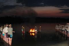 Skauti - oheň na vodě - bez vodoznaku