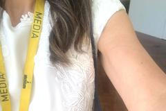 Odhalený oděv australské novinářky, kvůli kterému musela opustit parlament