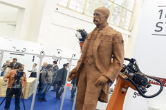 Hity brněnského veletrhu: robot soustružil Masaryka, další skládal vizitky