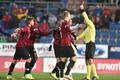 fotbal, Fortuna liga, Slovácko - Sparta, sudí Radek Příhoda vylučuje Eldara Čiviče