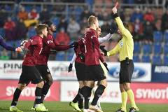 fotbal, Fortuna liga, Slovácko - Sparta, sudí Radek Příhoda vylučuje Eldara Čiviče