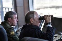 Putin na cvičení Vostok 2018 dalekohled