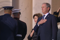 S rukou na srdci vzdává Bush mladší hold svému otci v Kapitolu