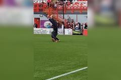 Rozcvička českého brankáře je hitem sociálních sítí, stejně tak i otřesná reklama na fotbal