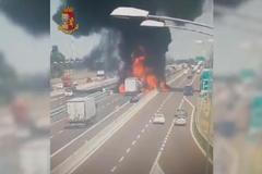 Náraz a výbuch cisterny v Bologni zachytila dálniční kamera