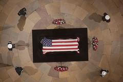 Přímý přenos: Lidé se loučí s bývalým americkým prezidentem G. Bushem