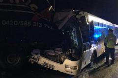 Nehoda autobusu a nákladního auta v Počernicích si vyžádala 6 zraněných