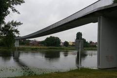 Nebezpěčná lávka v Nymburce byla stržena, podívejte se na demolici