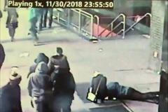 Britce spadl zásnubní prstýnek do větrací šachty. Pomohla jí až newyorská policie